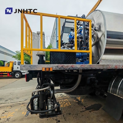 HOWO অ্যাসফাল্ট স্প্রেিং সরঞ্জাম ট্রাক 4X2 160HP ইন্টেলিজেন্ট বিটুমেন স্প্রেডার বিক্রয়ের জন্য