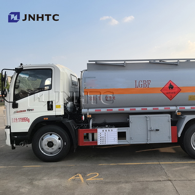 HOWO জ্বালানী ট্যাঙ্কার ট্রাক 4X2 8cbm হালকা দায়িত্ব তেল ট্যাংক ট্রাক
